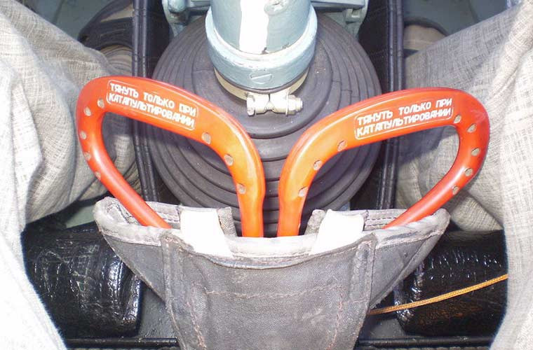 Đây là cần kích hoạt ghế phóng dù K-36 trên máy bay chiến đấu.