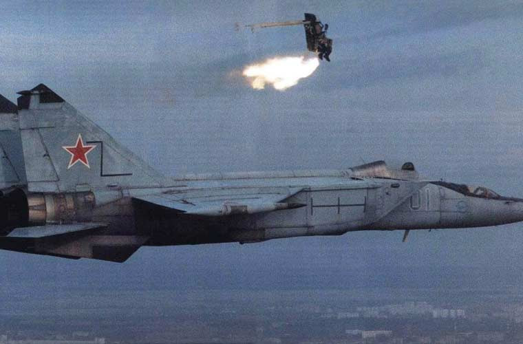 Ghế phóng dù là một hệ thống được thiết kế để cứu phi công hay thành viên phi hành đoàn trong tình huống khẩn cấp (máy bay gặp sự cố kĩ thuật hay bị đối phương bắn hạ trong chiến tranh). Hầu hết các mẫu thiết kế trong lịch sử, ghế ngồi của phi công được phóng ra khỏi máy bay nhờ động cơ rocket. Ảnh: Thử nghiệm ghế phóng dù “bắn” khỏi buồng lái máy bay tiêm kích MiG-25.