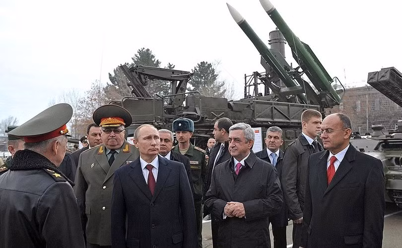 “Nhưng sự xuất hiện của cùng một căn cứ ở Donbass sẽ ngay lập tức gây ra phản ứng rất mạnh từ phương Tây, điều mà Nga đang cố gắng tránh bằng mọi cách có thể”, ông Marchukov khẳng định.