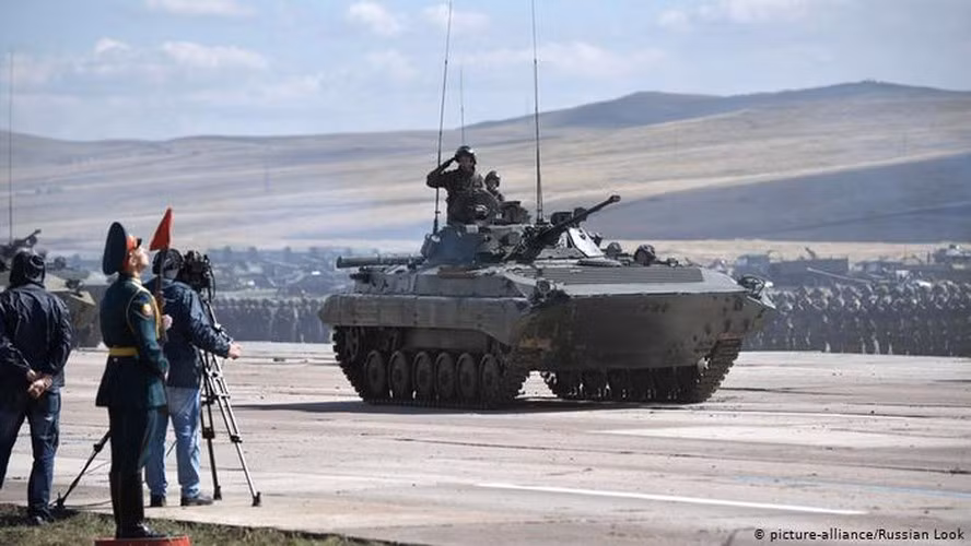 Chuyên gia Artamonov ủng hộ sáng kiến không chính thức mà nhà báo Sadkov đưa ra trước đó, và lưu ý rằng Quốc hội Ukraine hồi năm 2003 đã cho phép binh sĩ nước ngoài đóng quân.