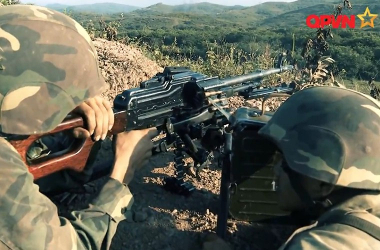 Chiến sĩ bộ binh với trung liên PKM bắn áp chế địch.