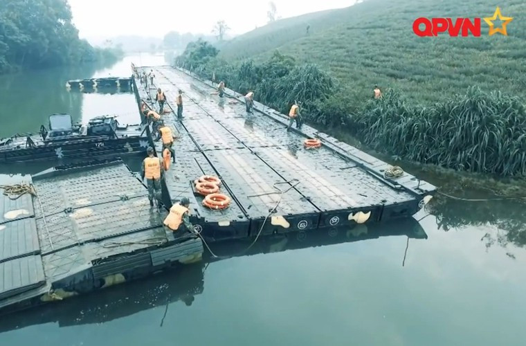 Binh chủng Công binh là một binh chủng chuyên môn kỹ thuật của Quân chủng Lục quân Bộ Quốc phòng Việt Nam, có chức năng bảo đảm các công trình trong tác chiến, xây dựng các công trình quốc phòng và đảm bảo cầu đường cho bộ đội vận động tác chiến. Ảnh: Bộ đội công binh chuẩn bị cầu phao.