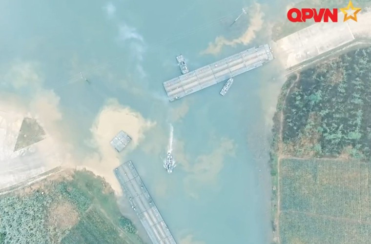 Hệ thống cầu phao PMP được thiết lập khẩn trương tạo điều kiện cho bộ binh – xe tăng tiến công.