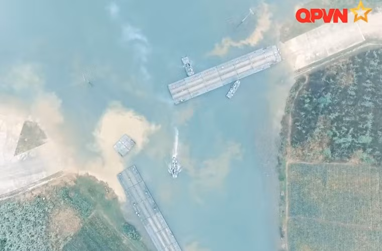 Hệ thống cầu phao PMP được thiết lập khẩn trương tạo điều kiện cho bộ binh – xe tăng tiến công.