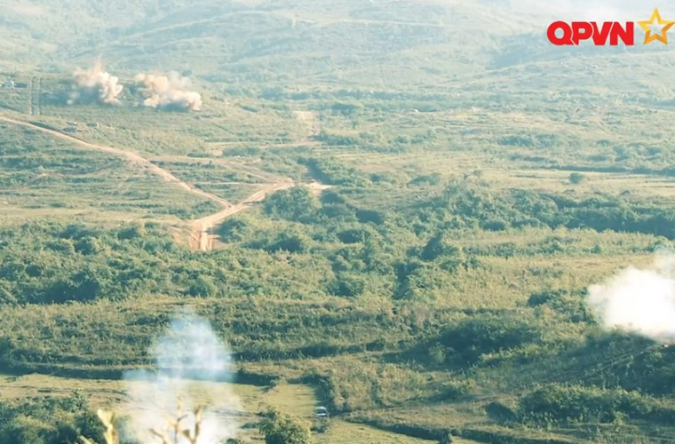 Những phát pháo chuẩn xác như “tên lửa thông minh”.