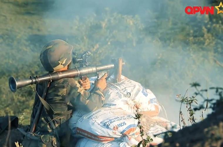 Chiến sĩ bộ binh với súng chống tăng B41 tấn công tiêu diệt xe tăng địch.