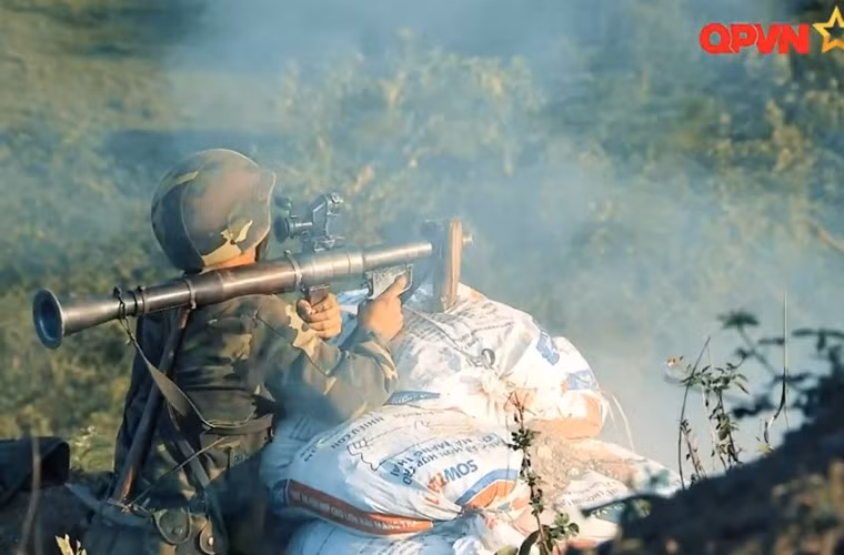 Chiến sĩ bộ binh với súng chống tăng B41 tấn công tiêu diệt xe tăng địch.