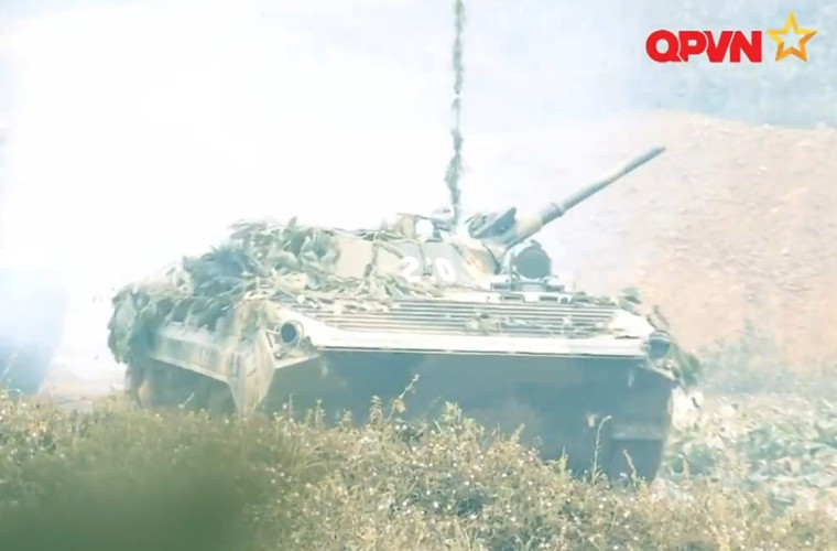 Một trong những đơn vị bộ binh cơ giới đầu tiên của QĐND Việt Nam là Trung đoàn 102, Sư đoàn 308. Đơn vị này được trang bị các xe chiến đấu bộ binh BMP-1 có hỏa lực như một chiếc xe tăng, tính cơ động như một xe bọc thép.