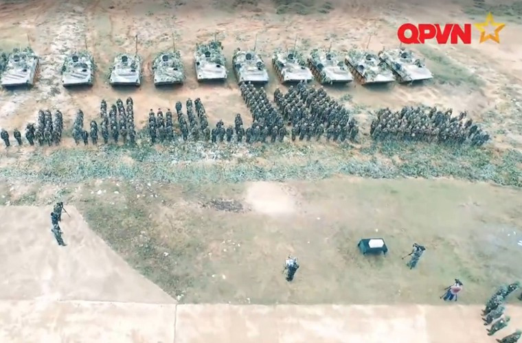 Chien si bo binh lam nhiem vu, pho dien suc manh Luc quan Viet Nam