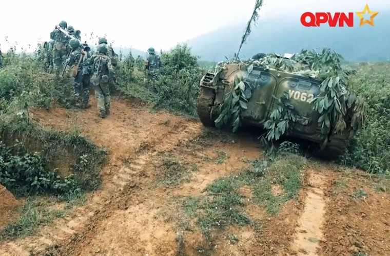 Xe chiến đấu bộ binh BMP-1 yểm trợ các chiến sĩ bộ binh tiến công.