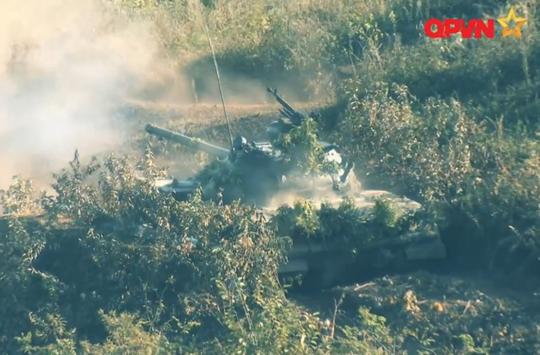 Pháo tăng 100mm của tăng chủ lực T-54/55 nã pháo tấn công.