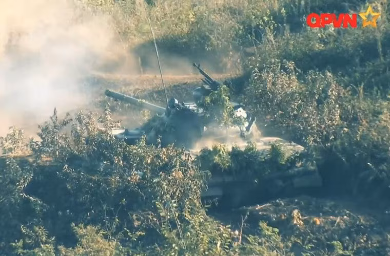 Pháo tăng 100mm của tăng chủ lực T-54/55 nã pháo tấn công.