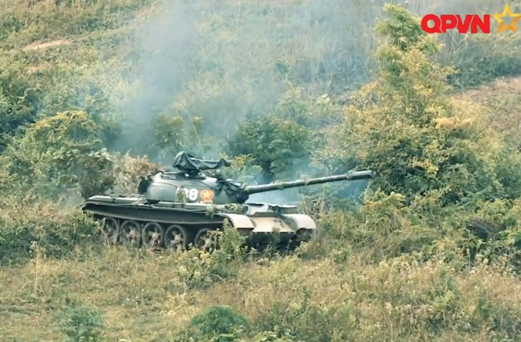 Xe tăng chủ lực T-54/55 tiến công địch trên địa hình rừng núi.