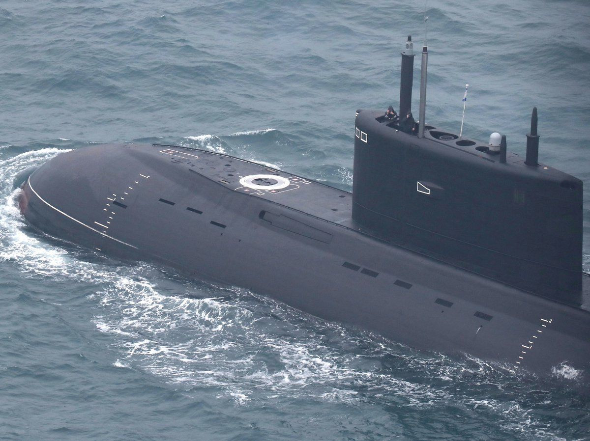 "Chúng ta đang nói về tàu ngầm Krasnodar thuộc lớp Varshavianka hay còn gọi là Kilo 636.3. Con tàu trước đó di chuyển trên bề mặt ở trạng thái nổi hoàn toàn. Địa điểm cuối cùng của nó được tình báo Anh ghi lại là ở phần cực Tây của lục địa Anh".