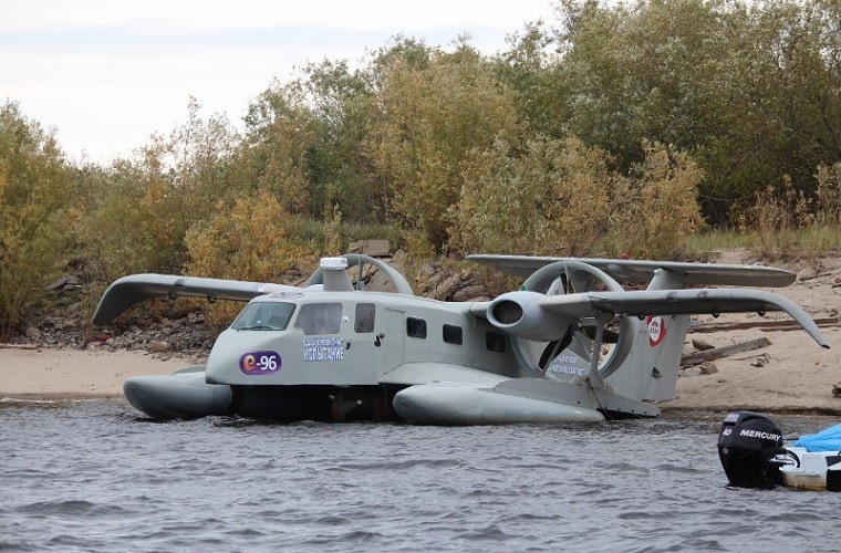 Thủy phi cơ Burevestnik-24 được trang bị hai động cơ cánh quạt AviaSmart B-V12K có công suất 412 mã lực cho mỗi động cơ với vận tốc bay tối đa 240km/ trên không và 120km/h khi trên mặt nước.