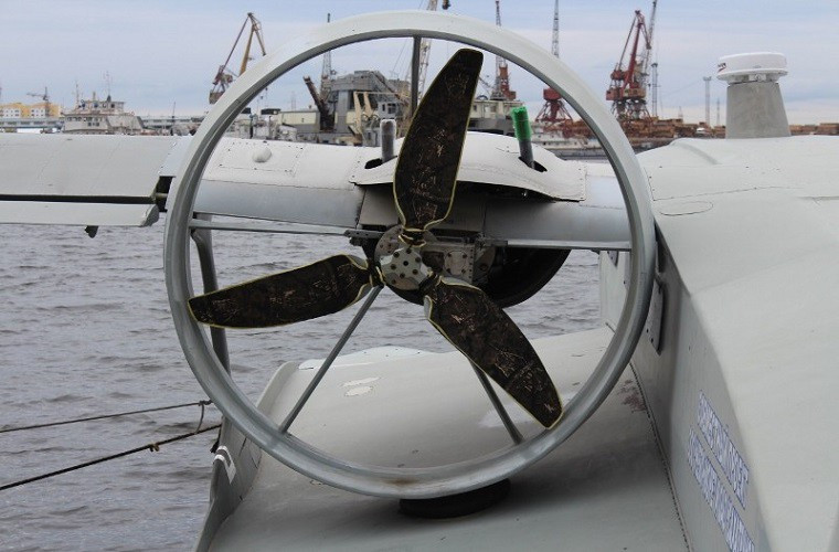 Burevestnik-24 sở hữu thiết kế đặc trưng gần giống như các loại thủy phi cơ phổ biến trên thế giới. Ngoài trừ việc hai phần đầu cánh máy bay được thiết kế gập xuống cùng với đó là hai động cơ cánh quạt cỡ lớn được bố trí sát phần thân máy bay. Trong ảnh là một trong những động cơ cánh quạt của Burevestnik-24.