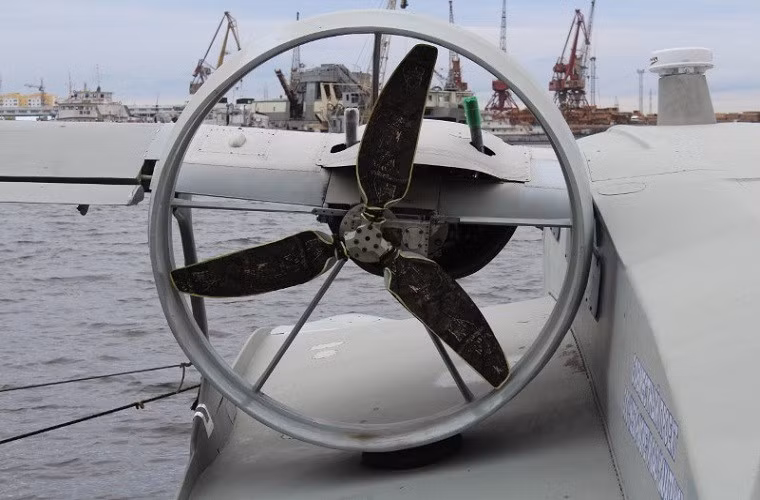 Burevestnik-24 sở hữu thiết kế đặc trưng gần giống như các loại thủy phi cơ phổ biến trên thế giới. Ngoài trừ việc hai phần đầu cánh máy bay được thiết kế gập xuống cùng với đó là hai động cơ cánh quạt cỡ lớn được bố trí sát phần thân máy bay. Trong ảnh là một trong những động cơ cánh quạt của Burevestnik-24.