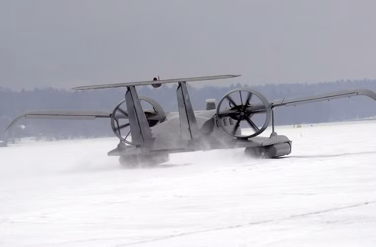 Trong ảnh là một chiếc Burevestnik-24 cất cánh ở một đường băng dã chiến trên địa hình tuyết ở Cộng hòa Sakha thuộc Nga.