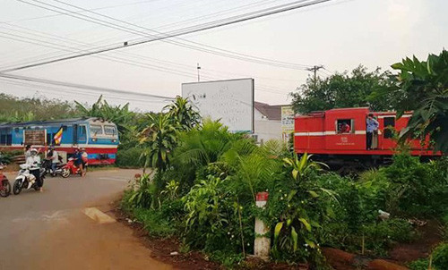 Tàu khách và tàu hàng dừng tàu kịp thời khi cả 2 đoàn tàu chỉ cách đối đầu nhau khoảng 10m.