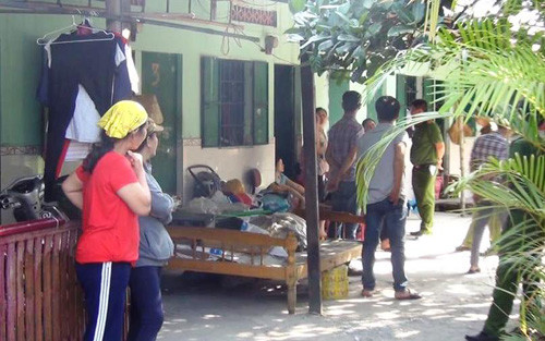 Nhà chức trách khám nghiệm hiện trường vụ nổ kinh hoàng, nghi do khí ở trong hầm cầu bắt lửa làm 4 người trọng thương.