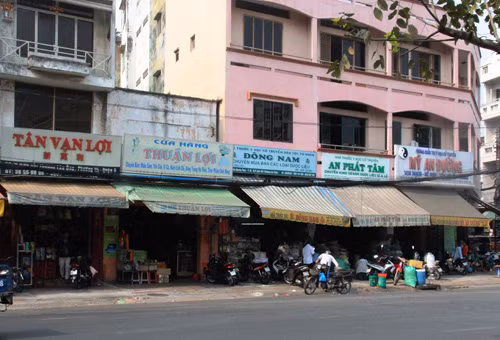 Một góc đường Hải Thượng Lãn Ông, TP HCM có vô số tiệm thuốc bắc