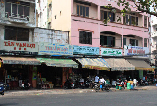 Một góc đường Hải Thượng Lãn Ông, TP HCM có vô số tiệm thuốc bắc