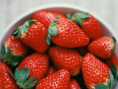 Làm trắng răng với thực phẩm dễ kiếm Lam trang rang voi thuc pham de kiem