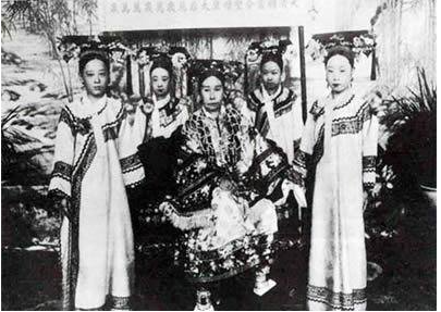 Dam tang Tu Hy thai hau co gi dac biet?