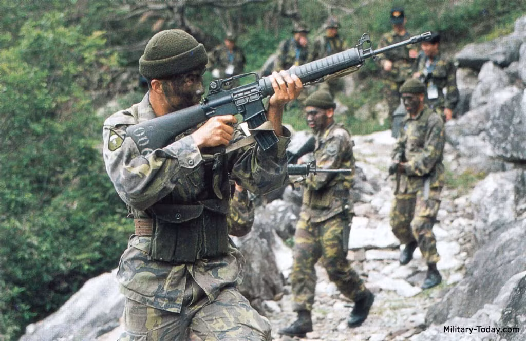 Súng trường tấn công M16 có trọng lượng 3,26kg (lên tới 3,99kg với hộp tiếp đạn có đạn), chiều dài 1m (chiều dài nòng 508mm), dùng cỡ đạn 5,56x45mm chuẩn NATO, tốc độ bắn lý thuyết đạt 700-950 phát/phút, tầm bắn hiệu quả 550m, tầm bắn tối đa đến 3.600m. Nguồn ảnh: Military-Today