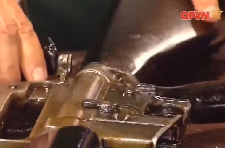 Như đã đề cập ở trên, M16 có nhiều chi tiết lặt vặt nên khó bảo dưỡng, chỉ cần một sai sót nhỏ có thể dẫn tới hậu quả vô cùng nghiêm trọng. Nguồn ảnh: Kênh QPVN