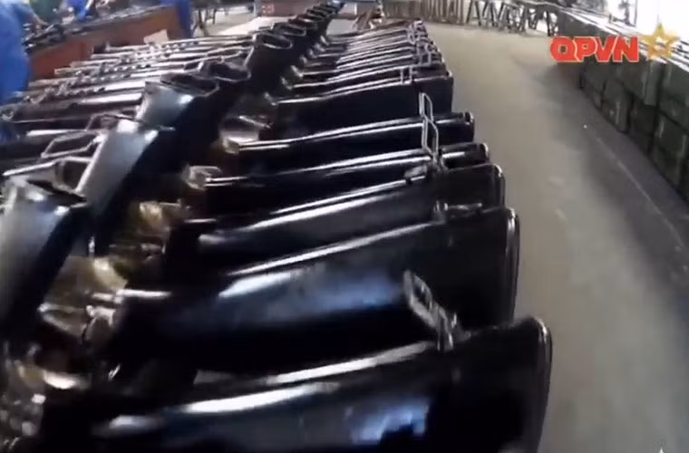 Điều đó khiến chúng ta nghi ngại rằng QĐND Việt Nam có lẽ sẽ không bao giờ sử dụng M16. Tuy nhiên việc Kho K888 vẫn đang bảo quản, thậm chí “chăm sóc” súng trường M16 mới tinh cho thấy trong QĐND Việt Nam, súng M16 xem ra vẫn được coi trọng. Và có thể chúng sẽ quay trở lại phục vụ vào một ngày không xa với những cải tiến phù hợp sử dụng tốt hơn tại Việt Nam. Nguồn ảnh: Kênh QPVN