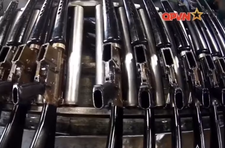 Kênh Quốc phòng Việt Nam (QPVN) trong một phóng sự mới đây đã đăng tải hình ảnh bảo quản, bảo dưỡng nhiều loại vũ khí tại Kho K888, Cục Quân khí, Tổng cục Kỹ thuật. Đáng chú ý, trong số các loại vũ khí đang bảo quản có cả dòng súng trường M16 mà QĐND Việt Nam thu giữ được hàng trăm nghìn khẩu năm 1975. Nguồn ảnh: Kênh QPVN