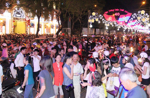 Tuyến đường Lê Duẩn và khu vực nhà thờ Đức Bà, các Trung tâm thương mại ở quận 1, TP HCM đã trở nên quá tải vào đêm Giáng sinh 24/12.