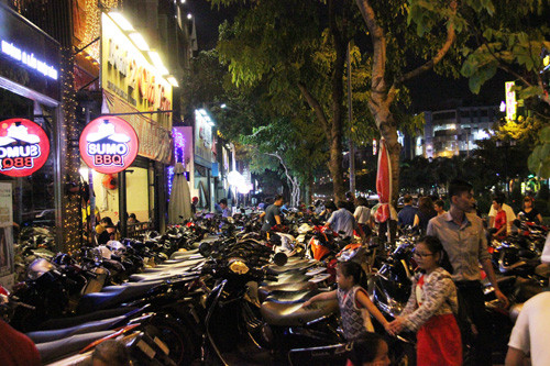 Nhiều quán ăn xe đậu kín vỉa hè, tràn xuống đường và đã từ chối nhận thêm khách.