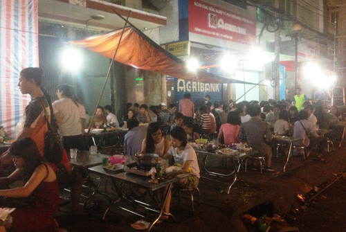 Trong khi đó, các nhà hàng, quán ăn, quán vỉa hè...khắp các quận trung tâm thành phố cũng trong tình trạng "cháy hàng".