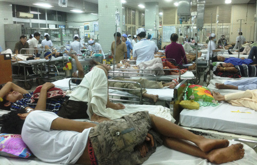 Khoa cấp cứu bệnh viện Chợ Rẫy quá tải bệnh nhân tối 24/12.