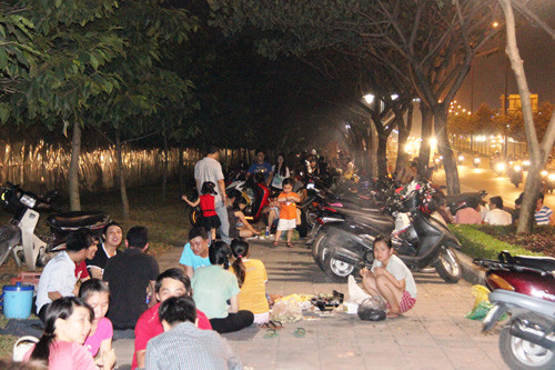 "Phố nướng" trên đại lộ Mai Chí Thọ tối qua (24/12).