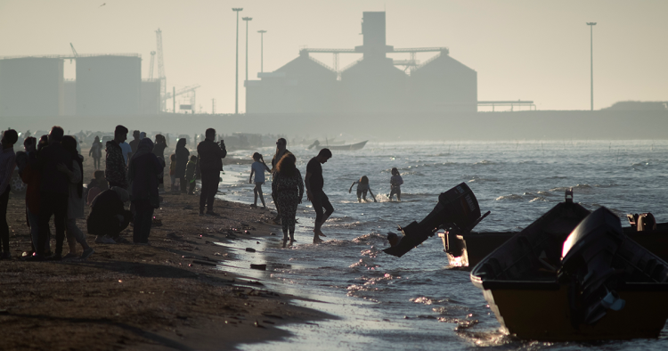 Biển Caspi đang phải đối mặt với nguy cơ thu hẹp nghiêm trọng do hoạt động của con người và biến đổi khí hậu. Tình trạng này không chỉ ảnh hưởng đến đời sống của người dân mà còn đe dọa đến hệ sinh thái biển. Việc hợp tác tập thể và thực hiện các biện pháp bảo vệ môi trường là cần thiết để ngăn chặn thảm họa này và bảo vệ Biển Caspi cho các thế hệ tương lai.(Ảnh: Middle East Institute)
