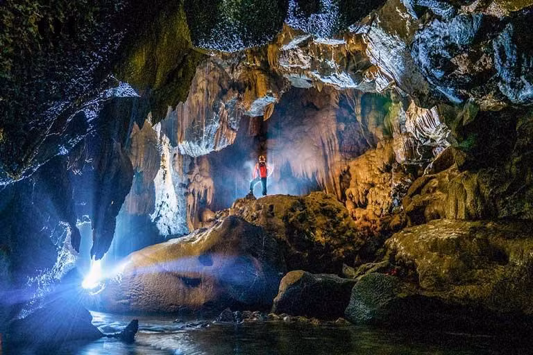 Hang Va, với những kiến tạo thạch nhũ đẹp mắt và hiếm thấy, là một trong những hang động quan trọng của Vườn quốc gia Phong Nha - Kẻ Bàng và cách đường Hồ Chí Minh nhánh Tây hơn 4 km.(Ảnh: QBTravel)