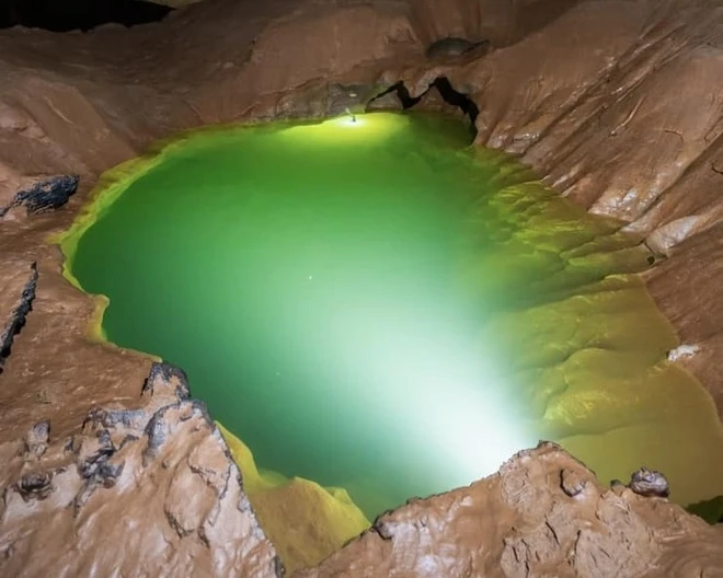 Nhiệt độ nước khoảng 16 độ C, lạnh hơn so với các hồ khác ở hang Thung (18-20 độ C).(Ảnh: Znews)