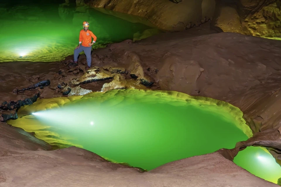 Đoàn thám hiểm Jungle Boss vừa phát hiện một hồ nước “bí ẩn” tại vườn quốc gia Phong Nha - Kẻ Bàng, Quảng Bình. Hồ này nằm gần cửa hang Thung, thuộc hệ thống Hung Thoòng, cách hồ Lơ Lửng khoảng 1 km. (Ảnh: Znews)