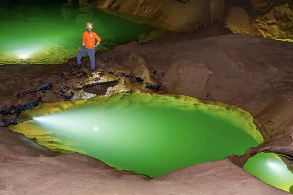 Đoàn thám hiểm Jungle Boss vừa phát hiện một hồ nước “bí ẩn” tại vườn quốc gia Phong Nha - Kẻ Bàng, Quảng Bình. Hồ này nằm gần cửa hang Thung, thuộc hệ thống Hung Thoòng, cách hồ Lơ Lửng khoảng 1 km. (Ảnh: Znews)