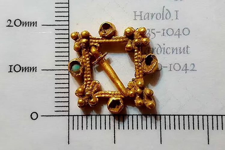 Việc tìm thấy báu vật bằng máy dò kim loại không phải quá hiếm hoi. David Edwards, một thợ dò kim loại ở Cardigan đã vô cùng kinh ngạc khi tìm thấy một chiếc trâm cài vàng nạm ngọc lục bảo có niên đại từ thế kỷ 13.