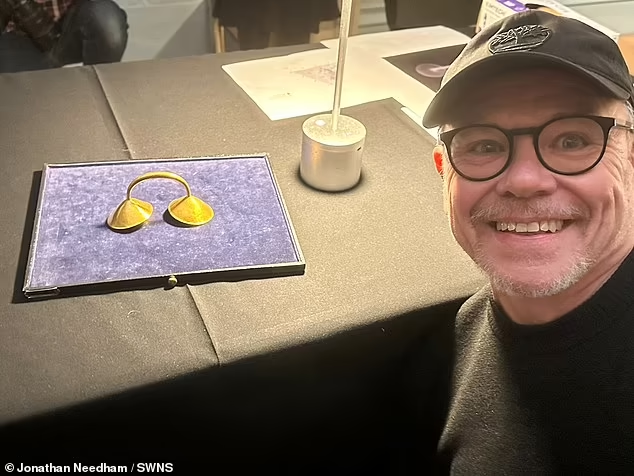 Jonathan đã gửi hiện vật này đến Bảo tàng Derby và sau đó nó được chuyển đến Bảo tàng Anh ở London. Số tiền bán hiện vật sẽ được chia giữa chủ đất và Jonathan, giúp ông có cơ hội thay đổi cuộc sống và hy vọng có một kỳ nghỉ ở vùng Caribe.(Ảnh:Daily Mail)