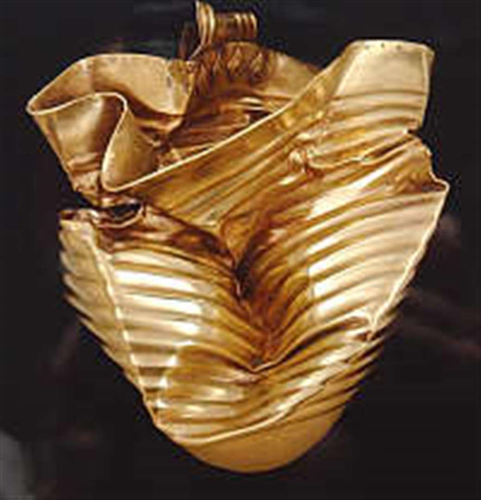 Tương tự, một nhà khảo cổ nghiệp dư người Anh, Cliff Bradshaw, đã phát hiện một chiếc cốc bằng vàng có niên đại từ thời kỳ đồ đồng, khoảng năm 1700-1500 trước Công nguyên, trên cánh đồng ở Kent. "Kho báu" là một vật phẩm nghi lễ, có thể thuộc về tầng lớp lãnh đạo quyền lực thời đó. (Ảnh: Kent Online)