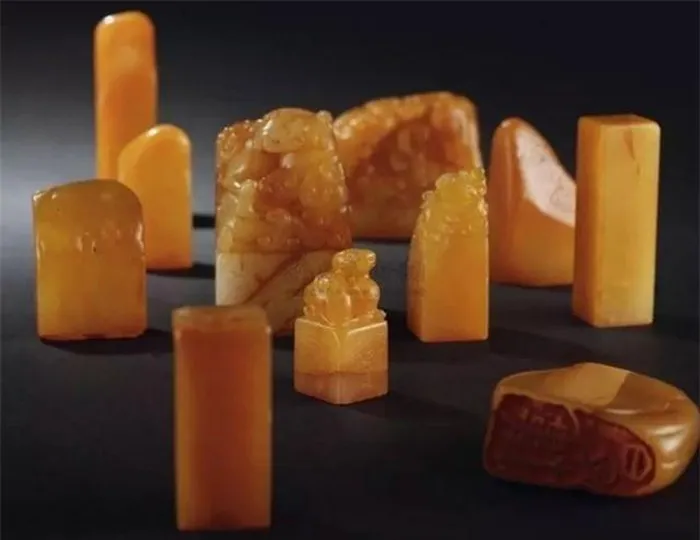 Đưa hòn đá đến các chuyên gia địa chất học kiểm định, ông phát hiện ra đó là đá Điền Hoàng quý hiếm. (Ảnh: DNVN)