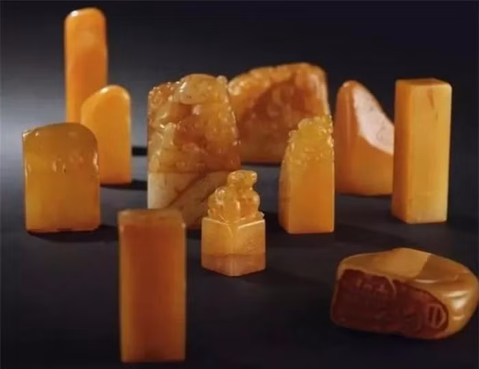 Đưa hòn đá đến các chuyên gia địa chất học kiểm định, ông phát hiện ra đó là đá Điền Hoàng quý hiếm. (Ảnh: DNVN)