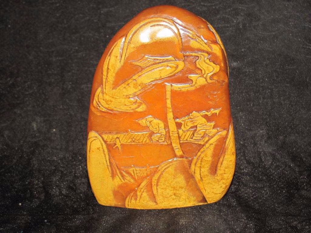 Người nông dân này vô cùng kinh ngạc khi biết giá trị khổng lồ của hòn đá, một số tiền mà ông chưa từng mơ tới trong đời làm nông của mình. Đây chính là vận may lớn nhất mà ông có được. (Ảnh: Sohu)