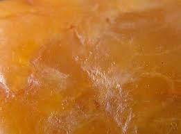 Sau khi rửa sạch, ông nhận ra hòn đá này khác hẳn với những hòn đá thông thường vì bề mặt nhẵn mịn, màu vàng ngả đẹp mắt. (Ảnh: kushitou)