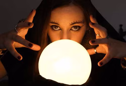 Dự đoán tương lai là một phần quan trọng của Halloween thời xưa. Các nghi lễ bói toán thường được thực hiện bằng cách sử dụng hạt dẻ, lá chè hoặc lòng đỏ trứng. Người ta tin rằng vào đêm Halloween, khả năng giao tiếp với thế giới siêu nhiên tăng lên, giúp dự đoán được vận mệnh.(Ảnh: Giáo dục thời đại)